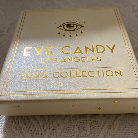 🎄Green crystal statement earrings by eye candy💚 - Picture 5 of 7